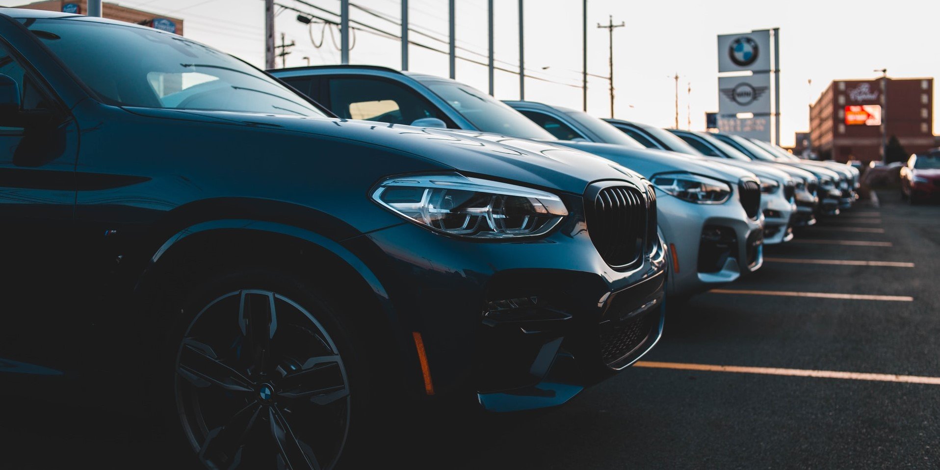 Which UK car dealerships have the strongest domain rating?